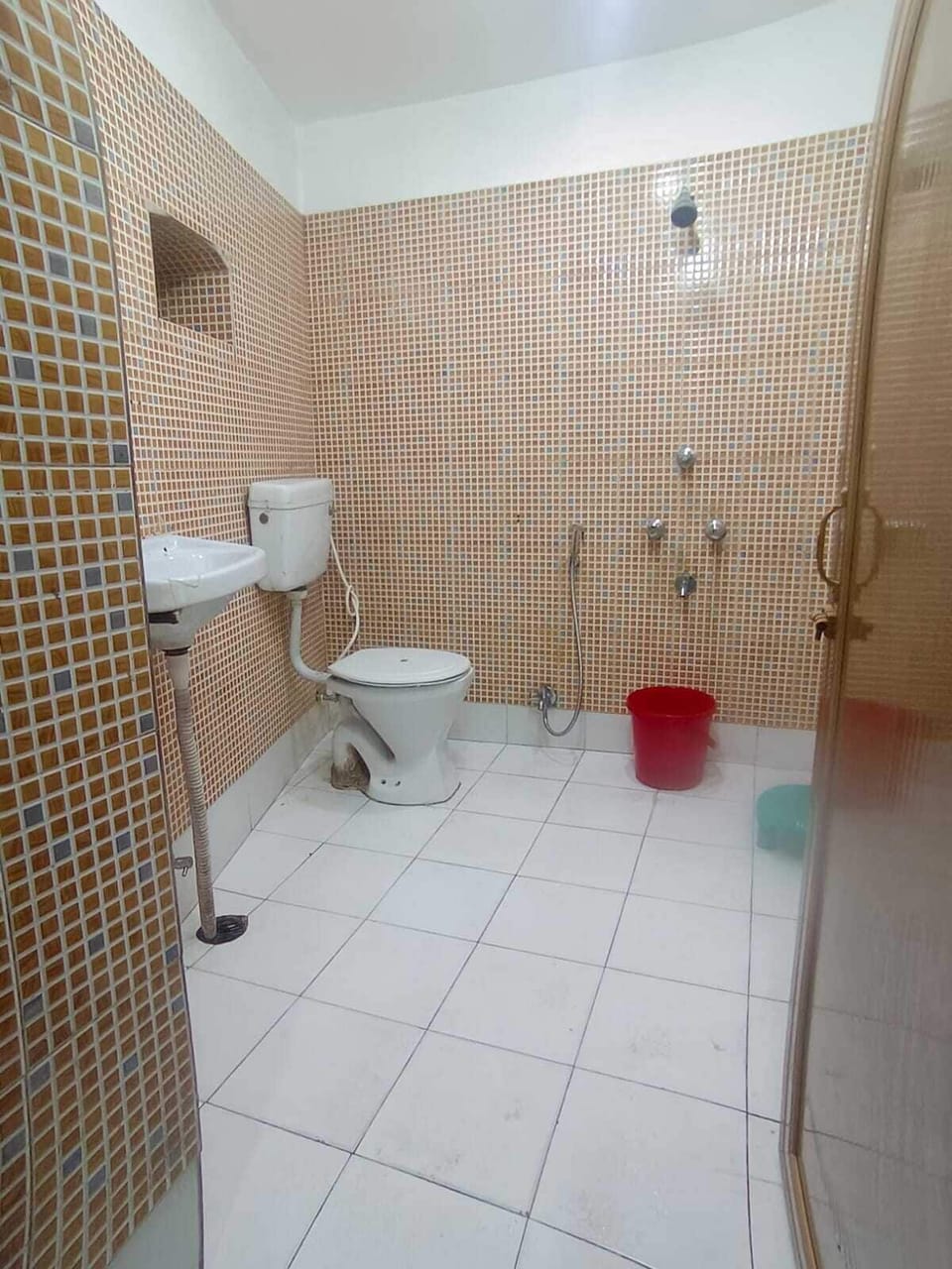 Deluxe Room | Bathroom | Shower, slippers, towels, soap