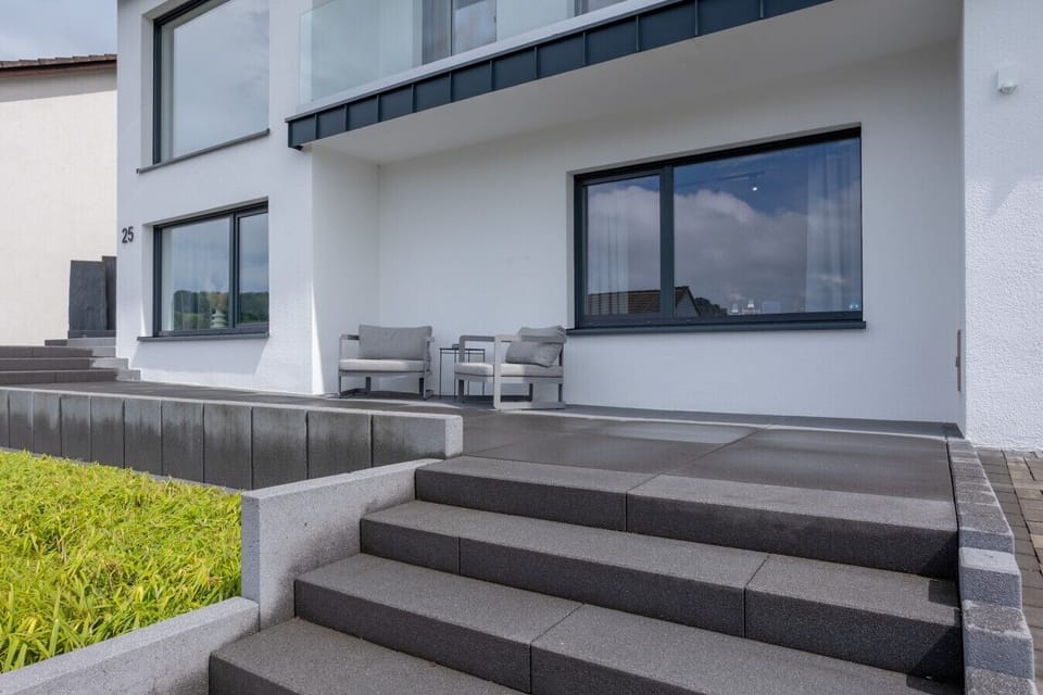 Terrasse mit Sitzmöglichkeit – perfekt für den ersten Kaffee am Morgen oder entspannte Stunden im Freien.