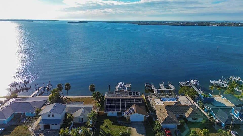 Welcome to Palmetto's waterfront haven! A picturesque neighborhood where serene waters meet vibrant coastal living #PalmettoViews