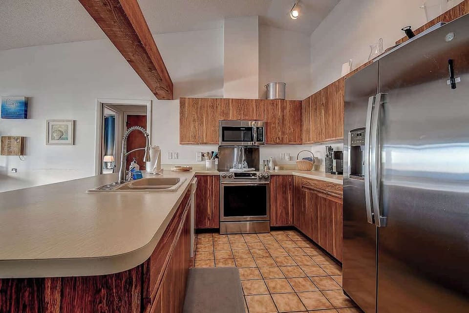 A culinary haven designed for creativity! This full kitchen offers ample counter space, modern appliances, and a refrigerator ready to keep your ingredients fresh for every masterpiece you create #DreamKitchen 