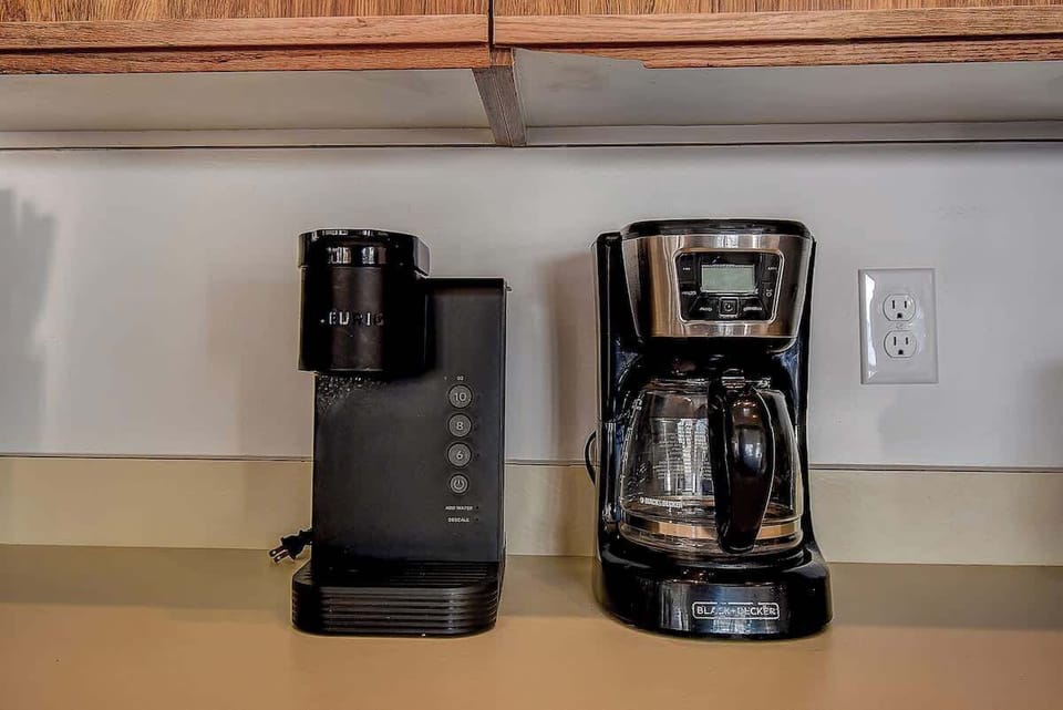Start your mornings right with the perfect brew, thanks to this sleek and reliable coffee maker—bringing warmth and energy to every cup #CoffeeLovers 