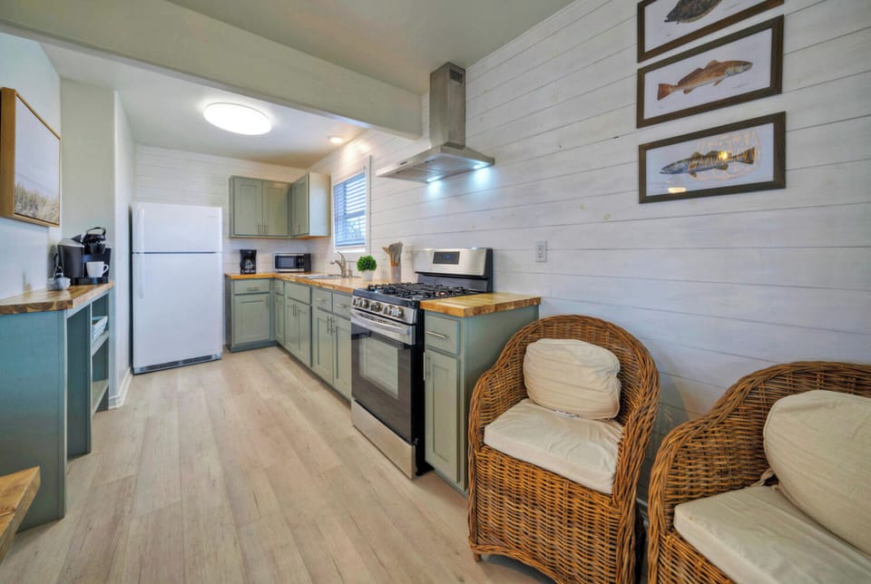 Fully equipped kitchen at Kenna's Kabana.