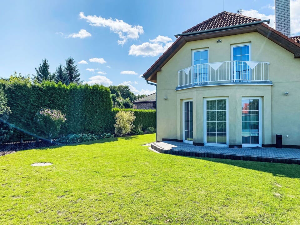 Grass, House, Home, Residential Area, Shrub, Roof, Lawn, Garden, Land Lot, Cottage
