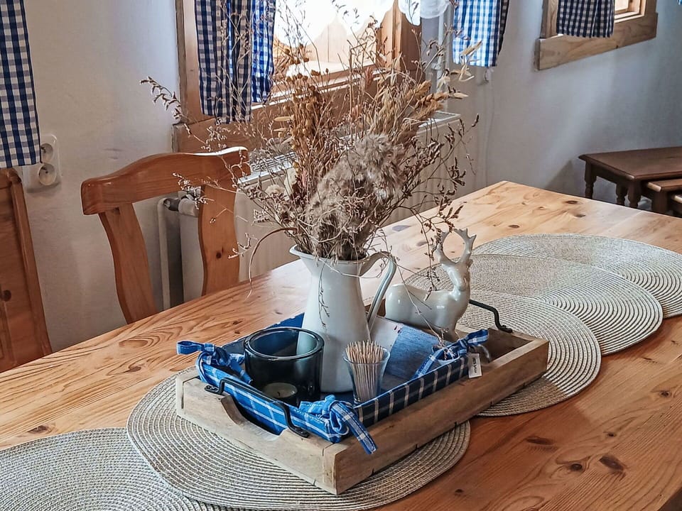 Furniture, Tableware, Wood, Table, Serveware, Tablecloth, Dishware, Plate, Drinkware