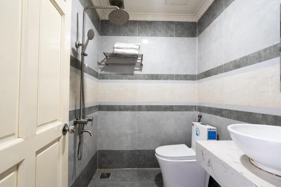 Standard Quadruple Room | Bathroom | Free toiletries, bathrobes, slippers, soap