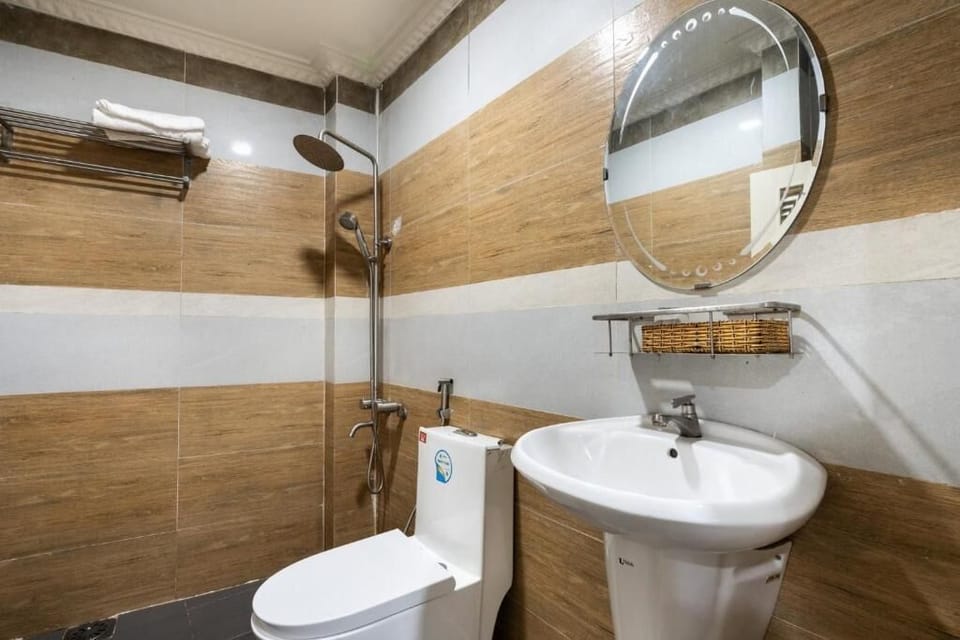 Deluxe Double Room, City View | Bathroom | Free toiletries, bathrobes, slippers, soap
