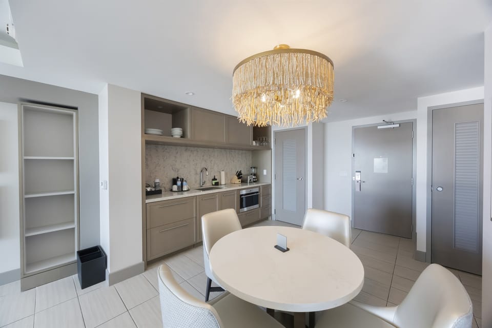 Kitchenette, dining table seats 4