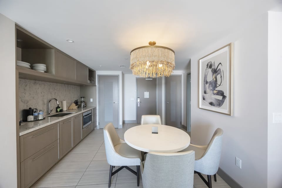 Kitchenette, dining table seats 4