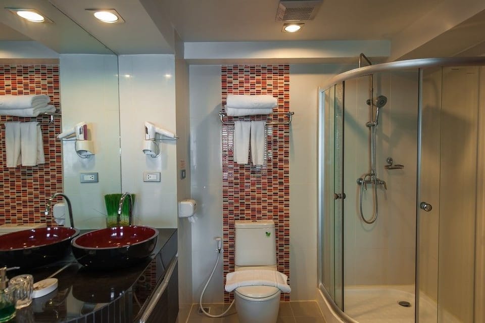Superior Suite | Bathroom | Free toiletries, hair dryer, bidet, towels