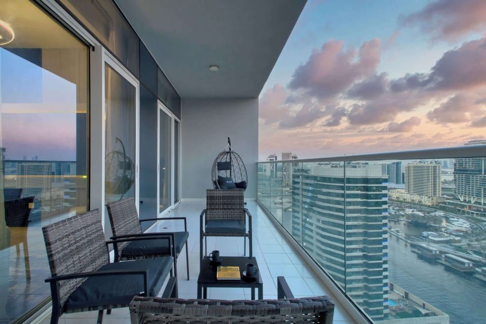 This comfortable corner in Business Bay, Dubai offers stunning skyscraper views. Near Burj Khalifa and DIFC, it’s a peaceful space combining soft comfort with the lively city skyline.