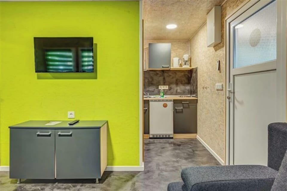Standard Bungalow, Non Smoking, Park View | Private kitchenette | Fridge, stovetop, highchair, cookware/dishes/utensils