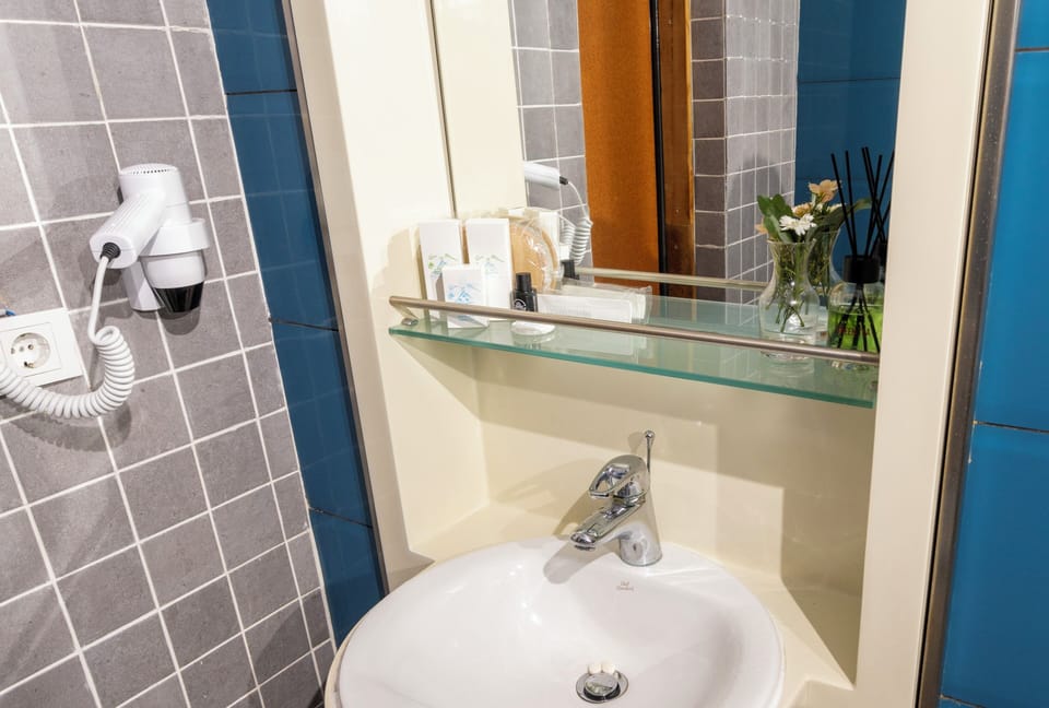 Deluxe Suite, Sea View | Bathroom | Combined shower/tub, hair dryer, towels, soap