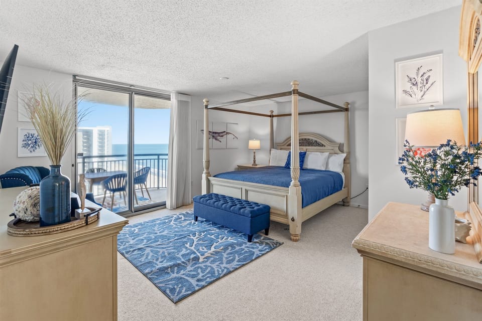 King in Oceanfront Main Bedroom