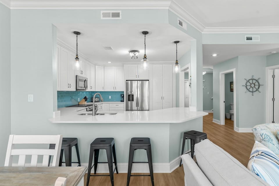 Kitchen & Breakfast Bar