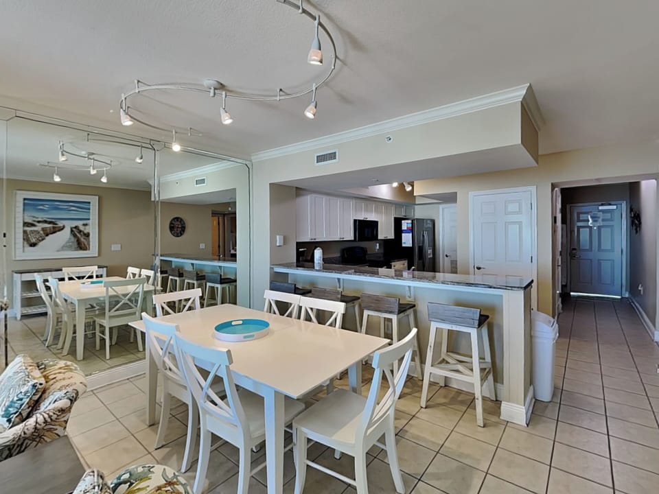 Dining Area and Breakfast Bar