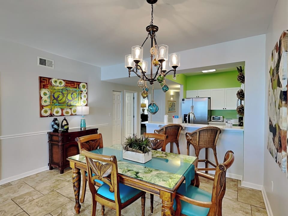 Dining Area - Table and Bar Seating