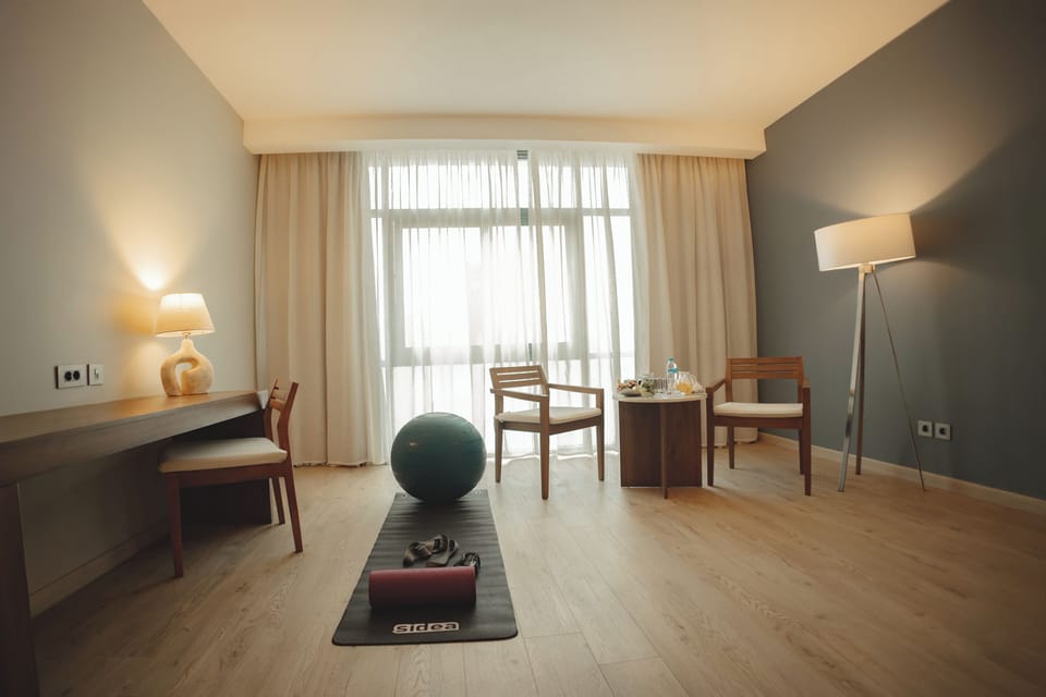 Sports King Room City View | In-room safe, individually decorated, individually furnished, desk