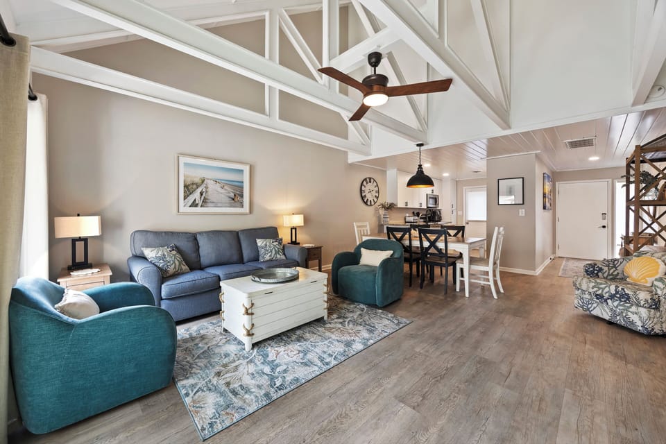 520 Queens Grant | Spacious and bright living room - 520 Queens Grant | Spacious and bright living room