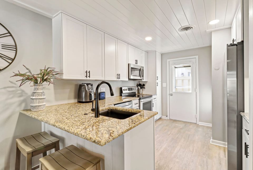 520 Queens Grant | Kitchen with 2 Bar Stools - 520 Queens Grant | Kitchen with 2 Bar Stools