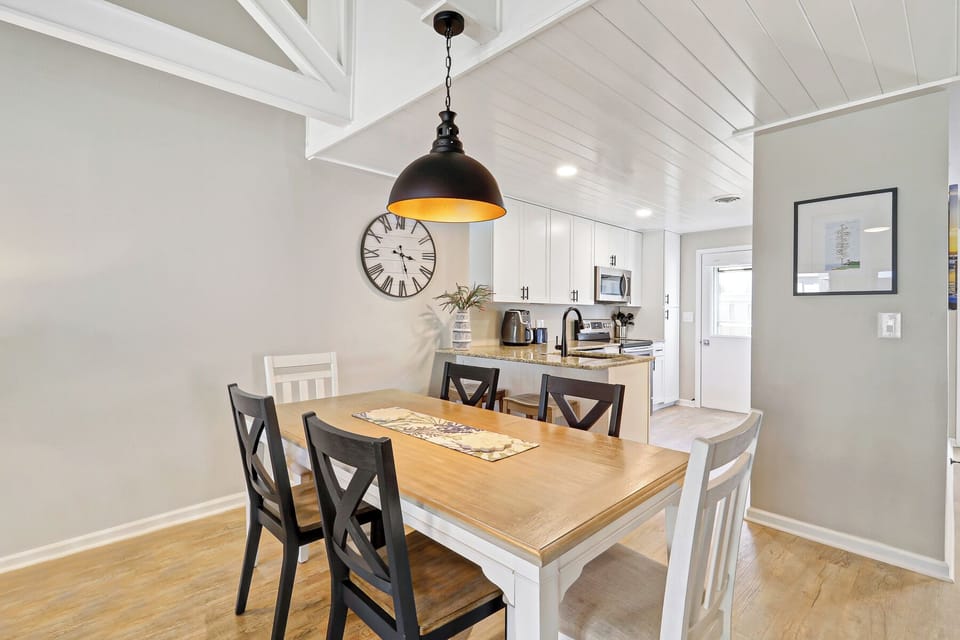 520 Queens Grant | Dining Table w/ seating for 6 - 520 Queens Grant | Dining Table w/ seating for 6