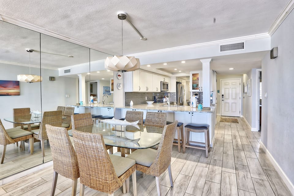 Dining/Kitchen Area