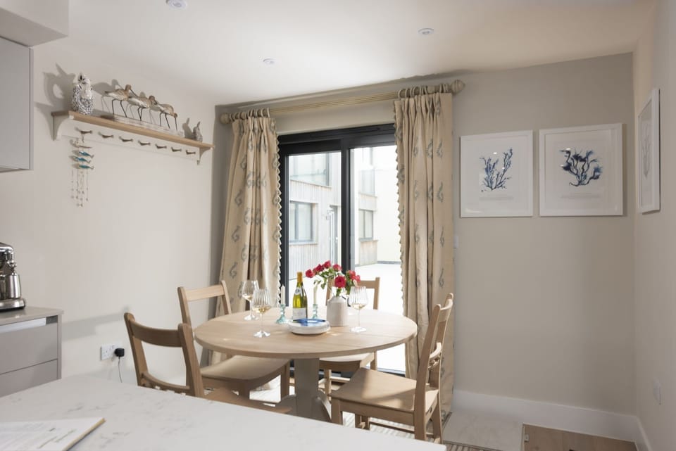 Dining table with seating for 4 - Harlyn Folly