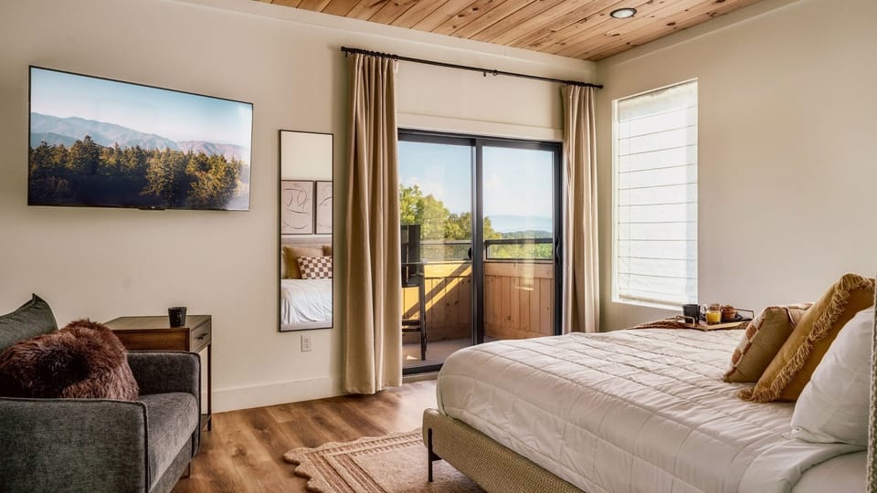 Large Vacation Cabin Rentals near Dollywood Pigeon Forge Sevierv - King Bedroom with Cable TV and WIfi with access to Roof top balcony