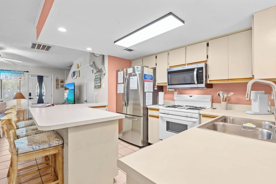 Spacious kitchen with all you need for meals/snacks