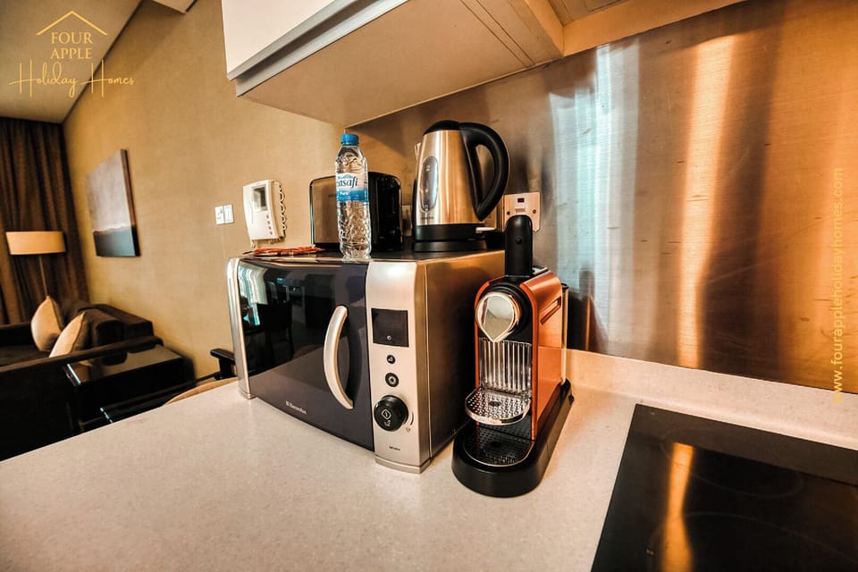 Luxury Room, Balcony, City View | Microwave