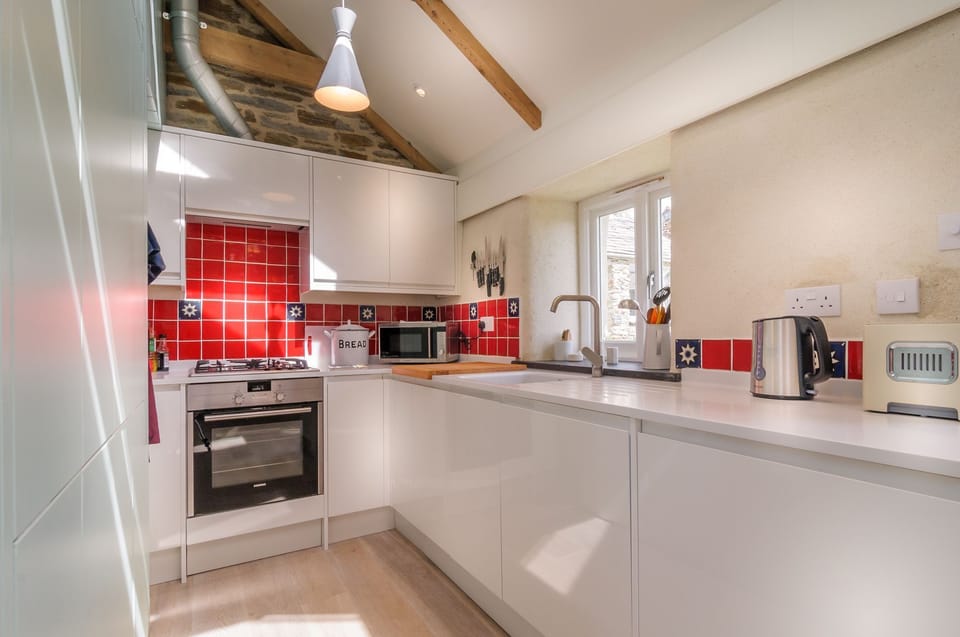 Kitchen at 2 Porth Farm Cottages, Mawgan Porth, Cornwall, self catering with Beach Retreats.