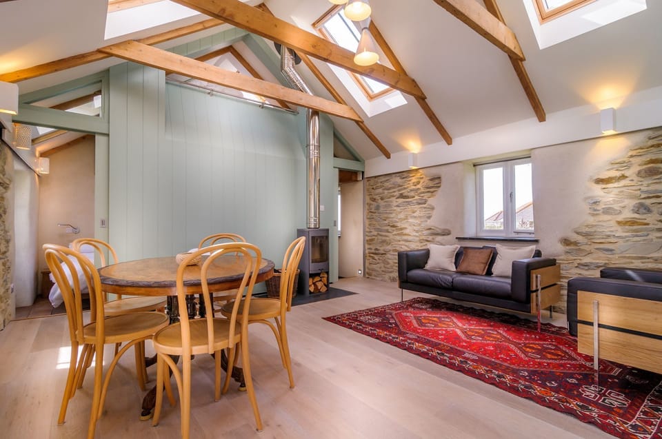 Open plan living at 2 Porth Farm Cottages, Mawgan Porth, Cornwall, self catering with Beach Retreats.