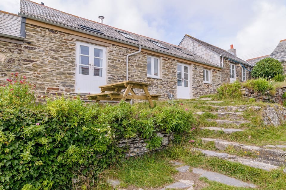 2 Porth Farm Cottages, Mawgan Porth, Cornwall, self catering with Beach Retreats.