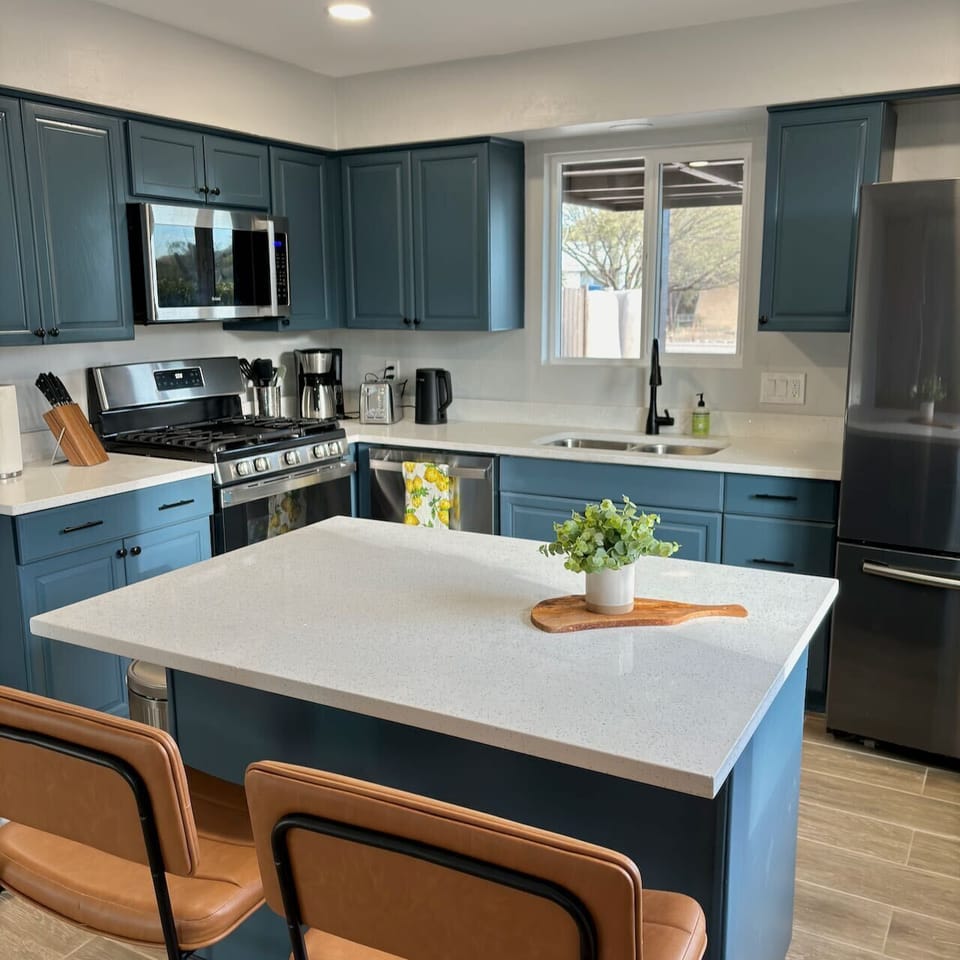 Fully equipped kitchen with island seating