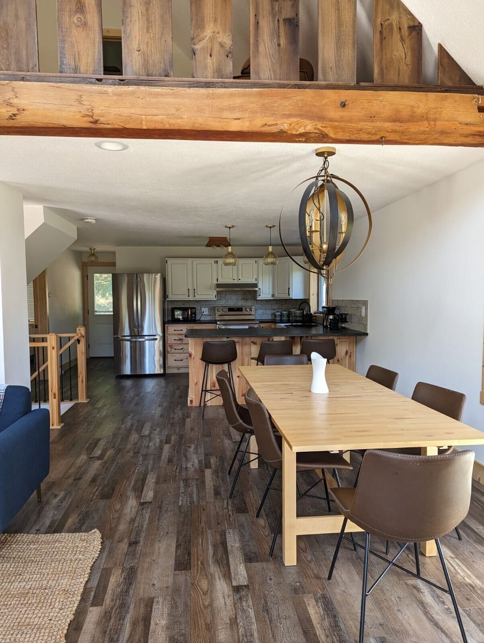 Looking toward the kitchen...