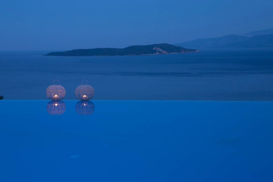 Pool with sea view in night (1)