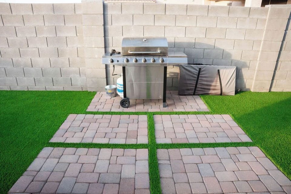 Exterior backyard: Grilling area