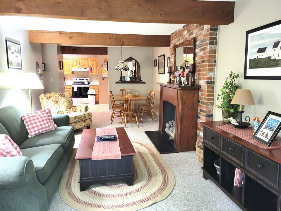 Living area to kitchen