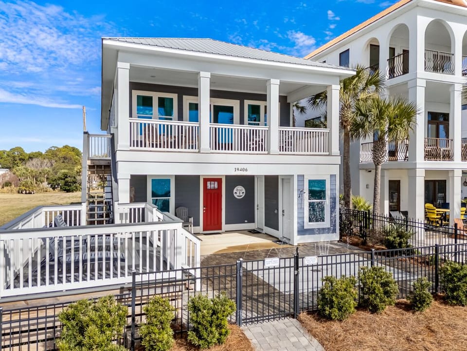 On the exterior you have a wonderful splash pad for the whole family to enjoy, a sun deck and balcony overlooking the gulf!