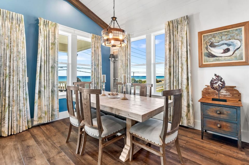 Enjoy your family dinner with a breathtaking view of the gulf!