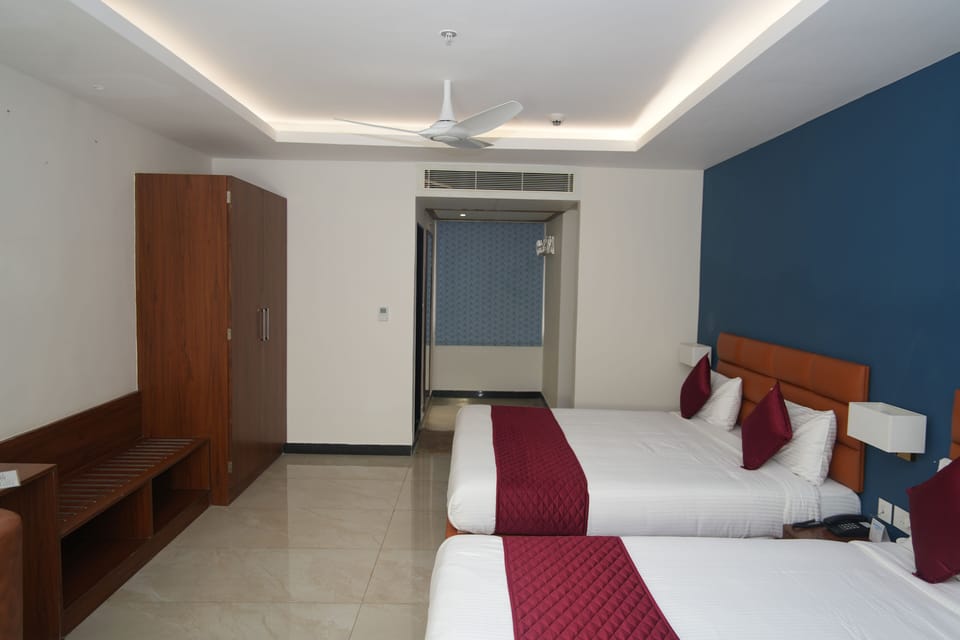 In-room safe, laptop workspace, blackout drapes, iron/ironing board