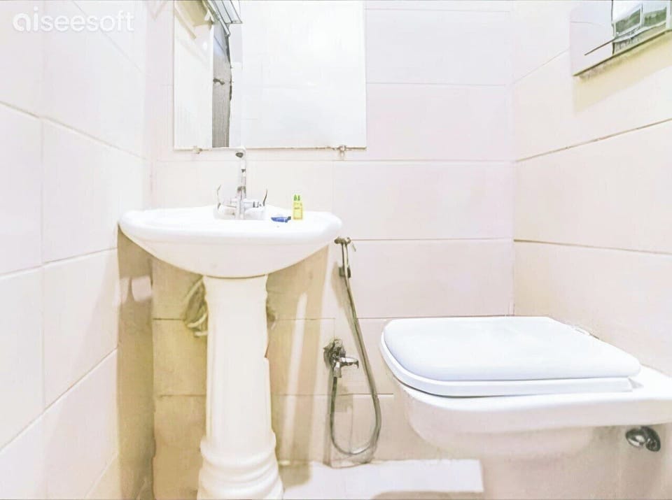Deluxe Double Room, Park View | Bathroom | Shower, free toiletries, towels, soap