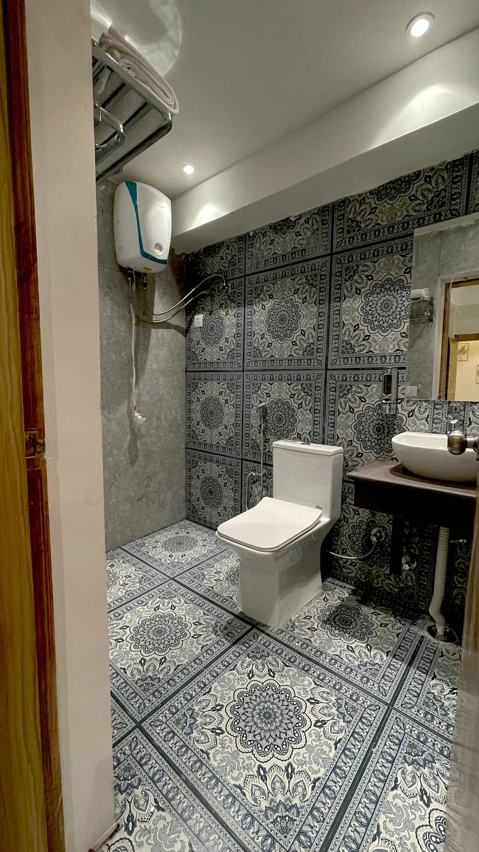 Superior Double Room, Balcony, Hill View | Bathroom