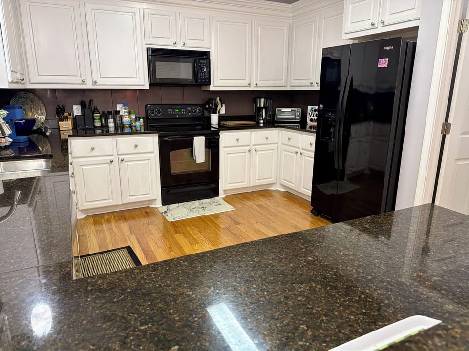 Full-size Gourmet Chef’s Kitchen w Black Granite countertops