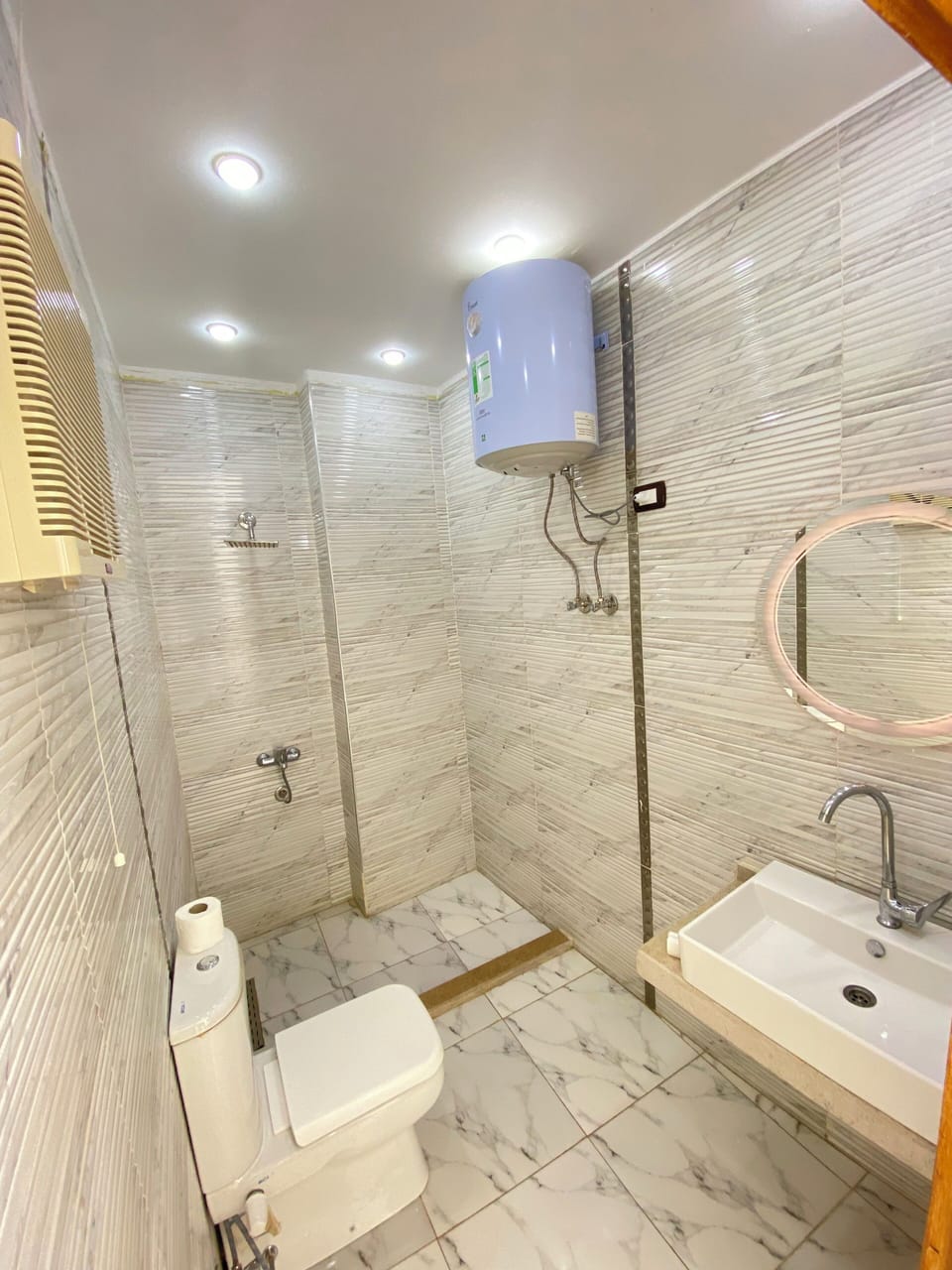 Combined shower/tub, free toiletries, hair dryer, soap