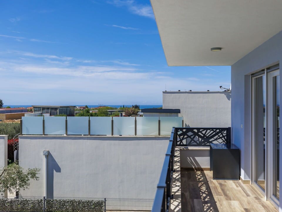 Balcony, Apartment, Handrail, Shade, Fence, Daylighting, Penthouse Apartment, Aluminium, Villa