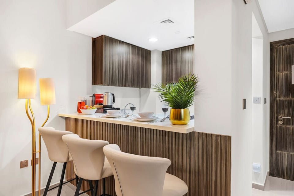 Kitchenette: Stylish bar seating and modern appliances set the stage for culinary adventures!
