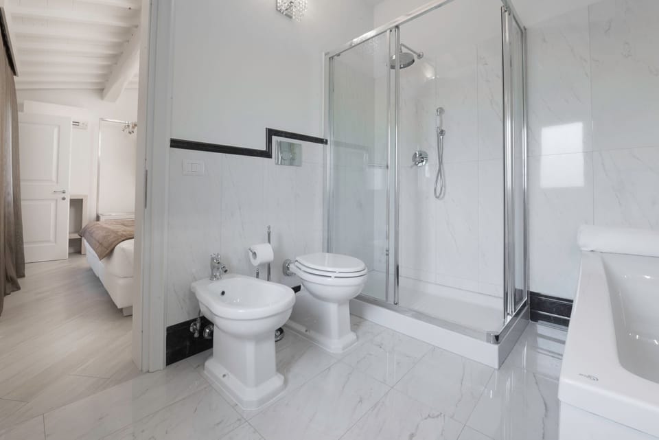 Suite | Bathroom | Free toiletries, hair dryer, bathrobes, slippers