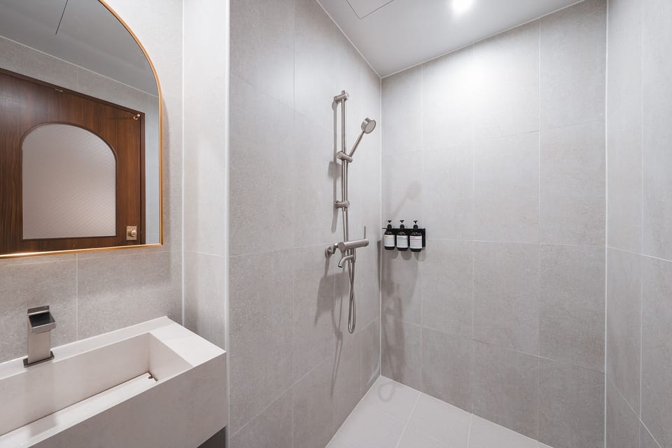 Deluxe Room | Bathroom | Free toiletries, hair dryer, bathrobes, slippers