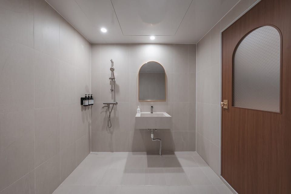 Suite Twin | Bathroom | Free toiletries, hair dryer, bathrobes, slippers