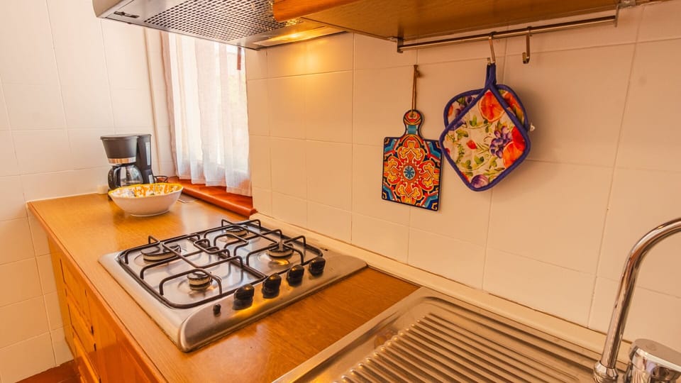 House, Private Bathroom, Garden View (interno appartamento) | Private kitchen | Highchair